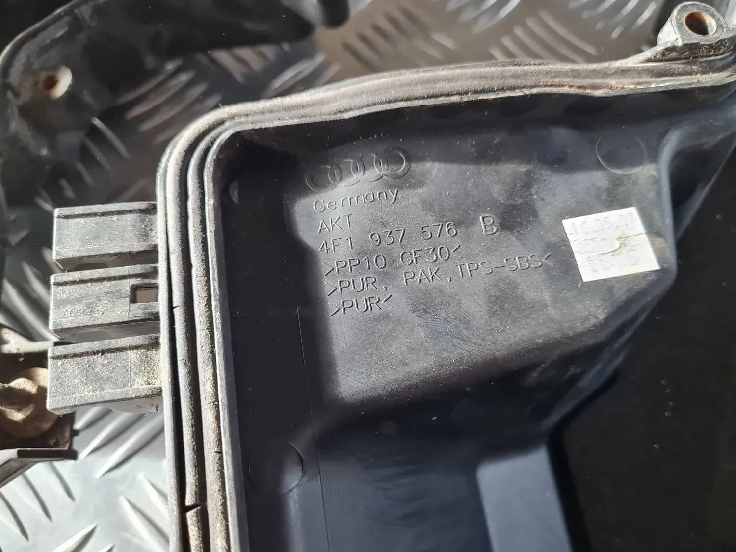 Gehäuse des Sicherungskastens AUDI A6 2008 - foto 3