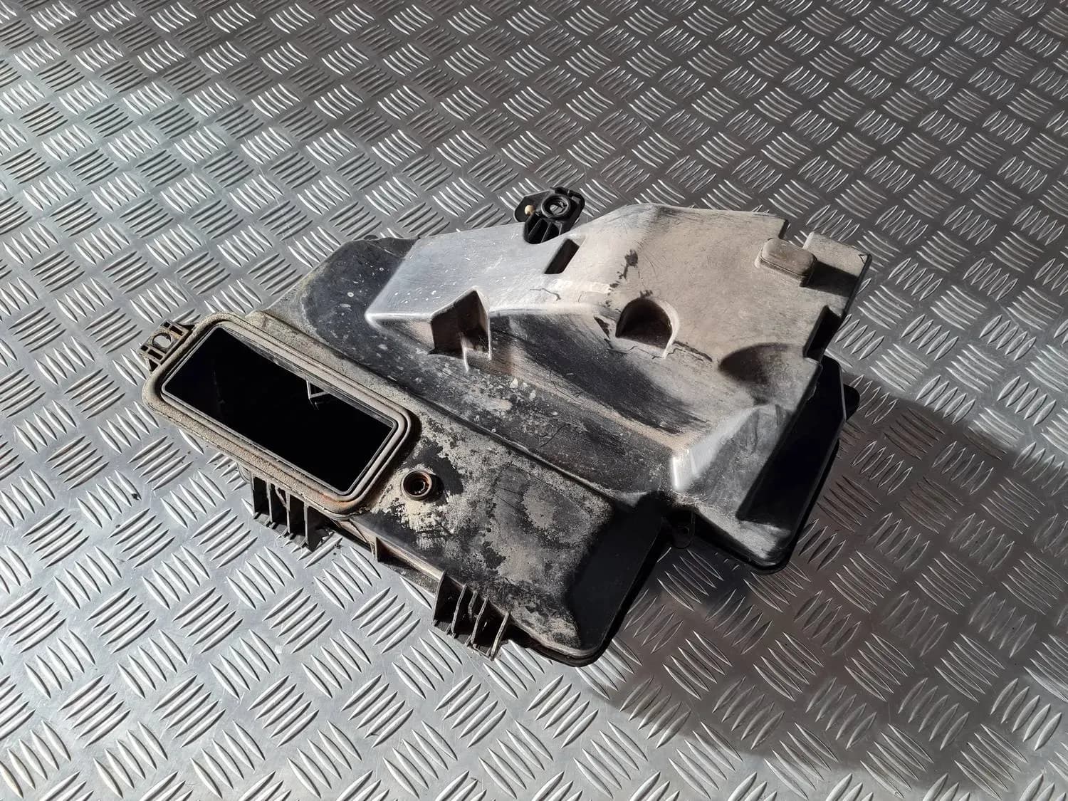 Gehäuse des Sicherungskastens AUDI A6 2008 - foto 3