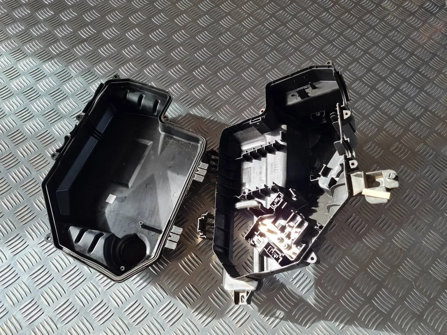 Gehäuse des Sicherungskastens AUDI A6 2008 - foto 4